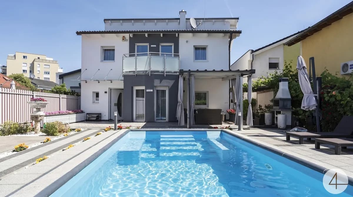 Luxus trifft Wohnkomfort – Einfamilienhaus mit beheiztem Pool und Privatstraße