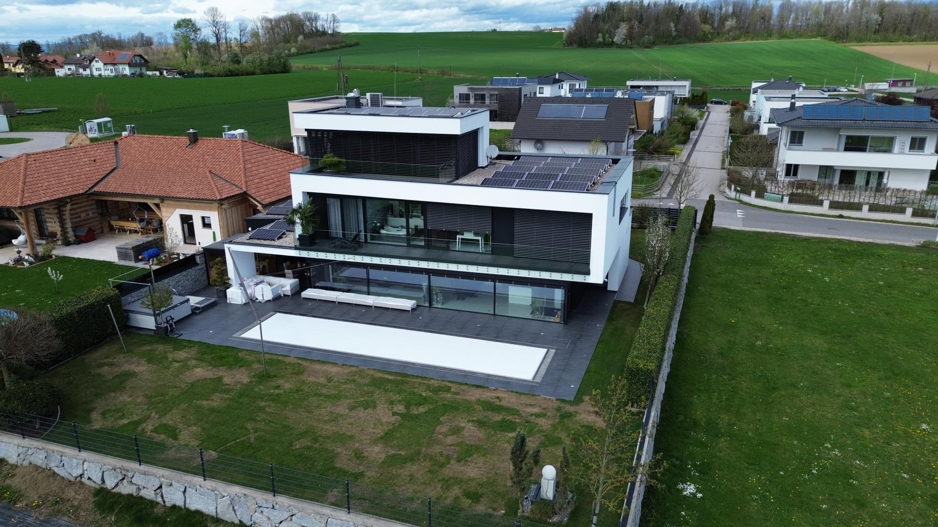Moderne High-Tec-  Villa   mit Gebirgsblick - unverbaubar        - rasch verfügbar  !!