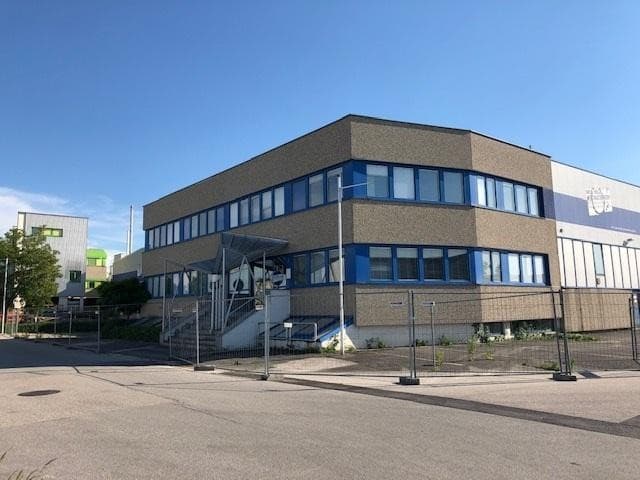 Gewerbeobjekt  bestehend aus 2 Hallen verbunden und Büro und 460 m2 Büro. weitere  7000 m2 auf Anfrage verfügbar