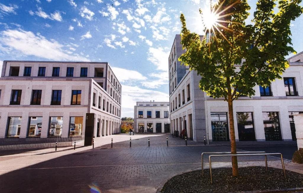 Diverse Flächen im ONE,   ca.  500 m2 Büro,  130 m2 Studion und ca.  350 m2 teilbare  Geschäftsfläche