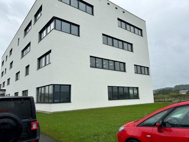 Helles, freundliches Büro, Erstbezug-Autobahnnähe    264 m2 im 1. Stock und 300 m2 im 3. Stock verfügbar