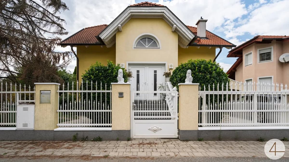 Wohnen mit Stil â Exklusives Einfamilienhaus mit traumhaftem Garten und idyllischem Teich !