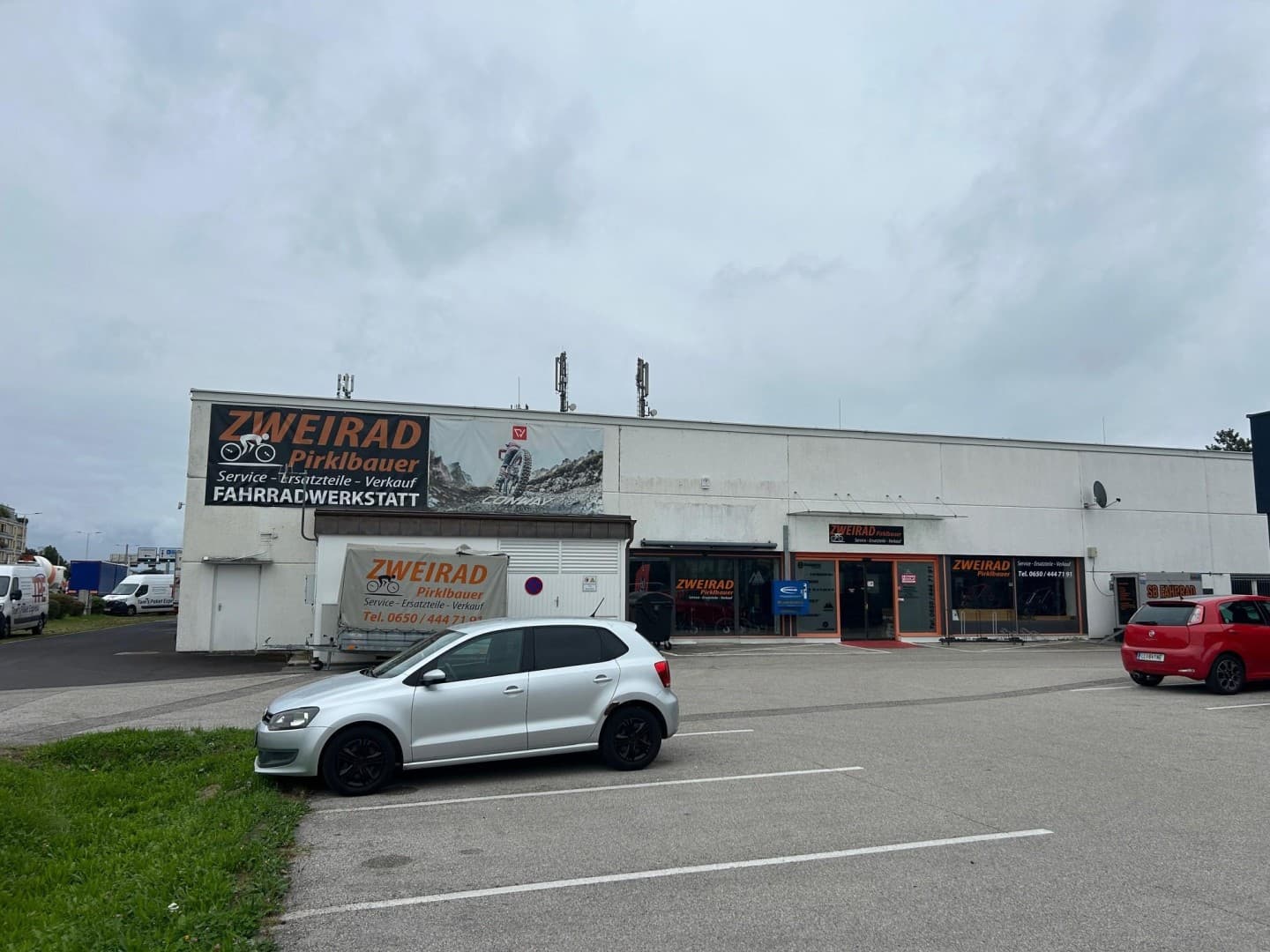 990 m2 Halle und BĂźro direkt an der Salzburgerstrasse - GESCHĂFTSFLĂCHEWIDMUNG- sehr guteSichtbarkeit - Bild 1