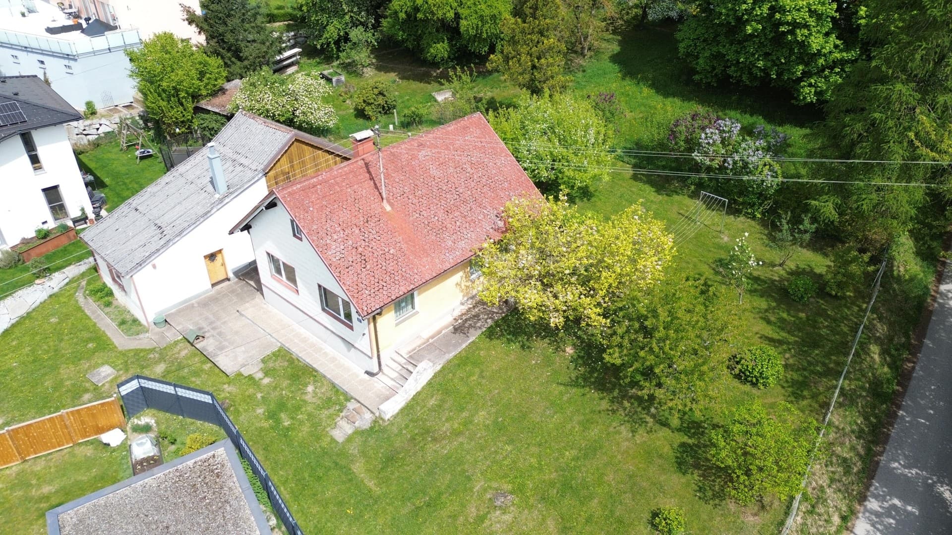 Älteres Haus mit Nebengebäude und Garage. Herrlicher Gebirgsblick SONDERPREIS ANGEBOTSLEGUNG BIS 21.8. erforderlich - Bild 1