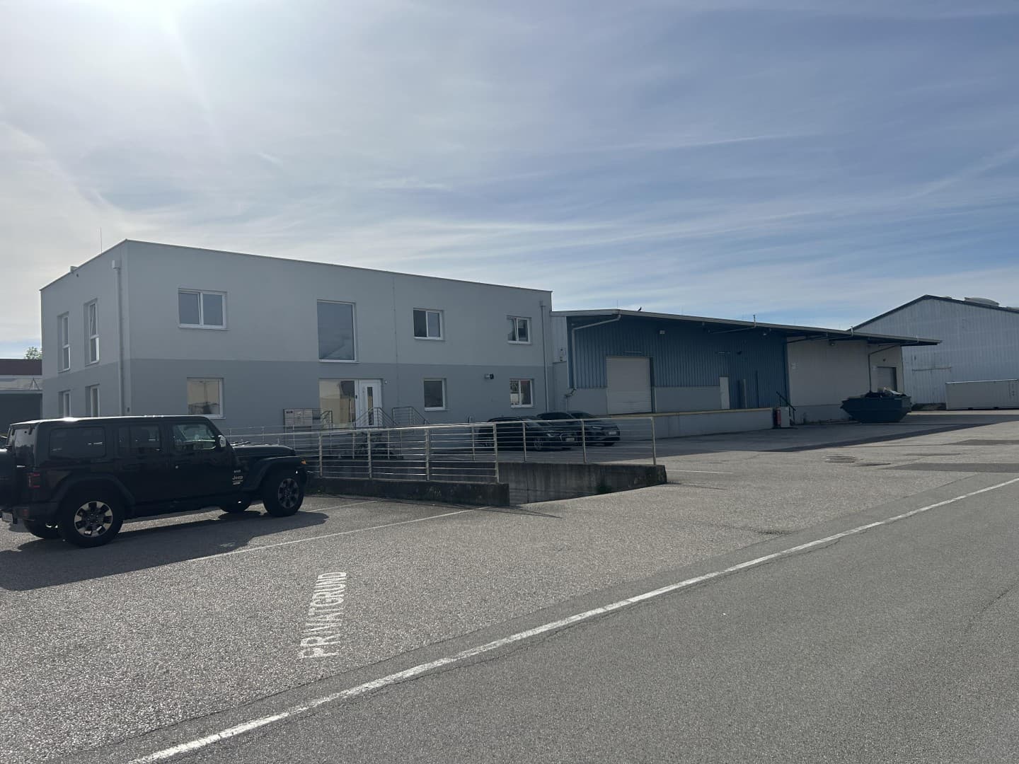 1050 m² Halle, 200 m² Büro, 24 Stundenzufahrt eigene Tankstelle. KAUFPREIS AUF ANFRAGE Ideal für eine Spedition sofort verfügbar