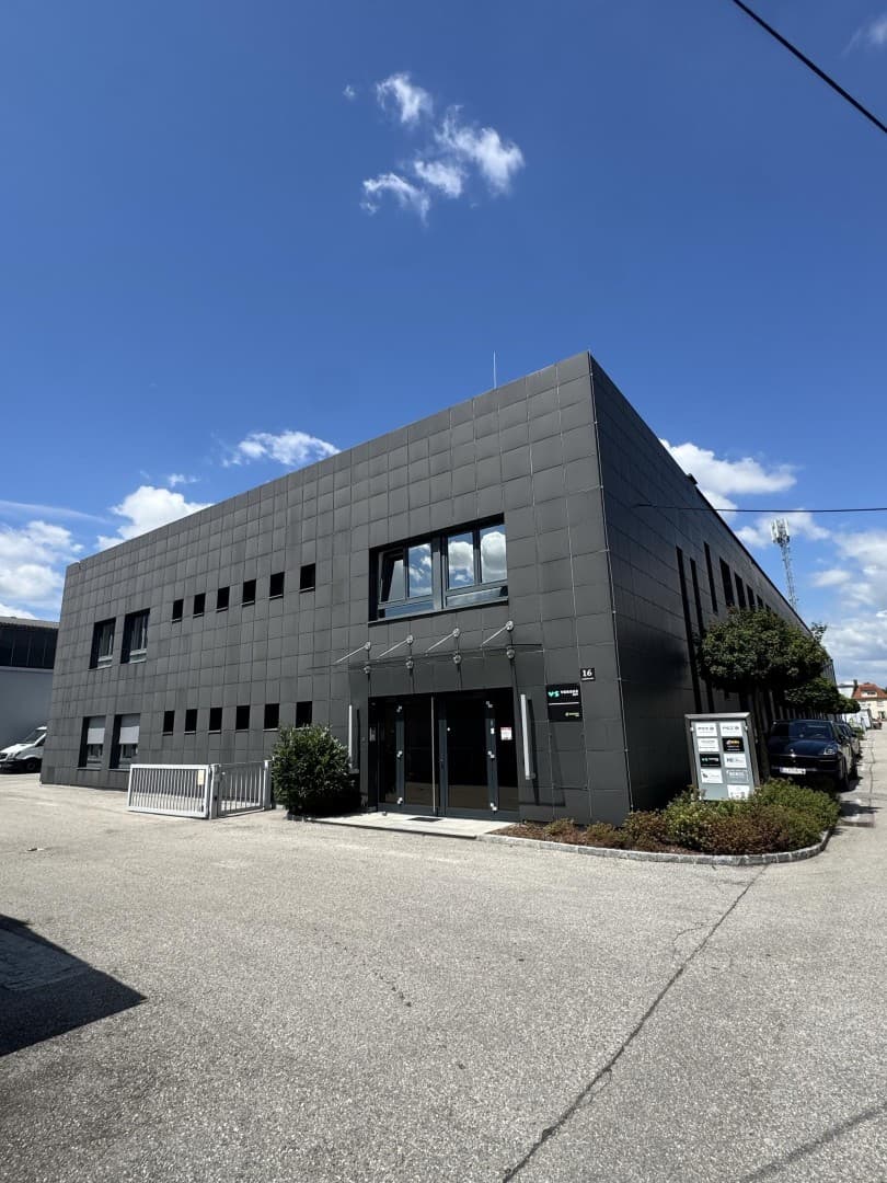 2 attraktive Büroflächen erweiterbar > Lager-/Bürofläche mit ca. 153 m²
