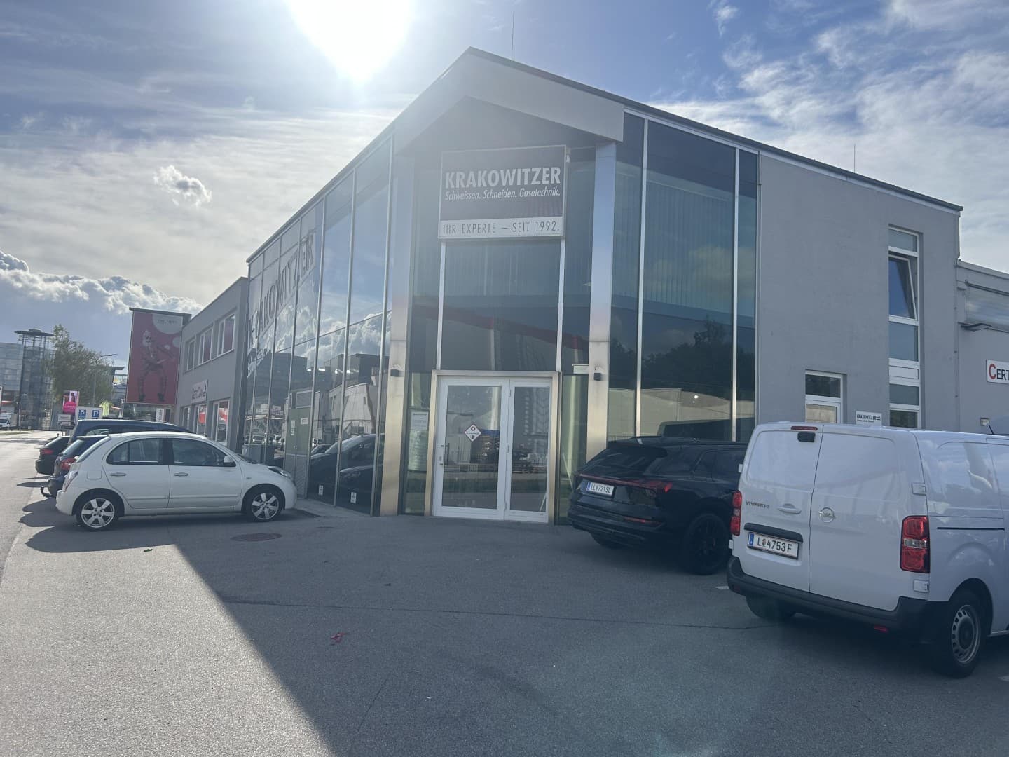 Zentral gelegene Lagerflächen zu vermieten ca. 456 m² Halle und 435 m² Büro und 593 m² reines Lager - Bild 1