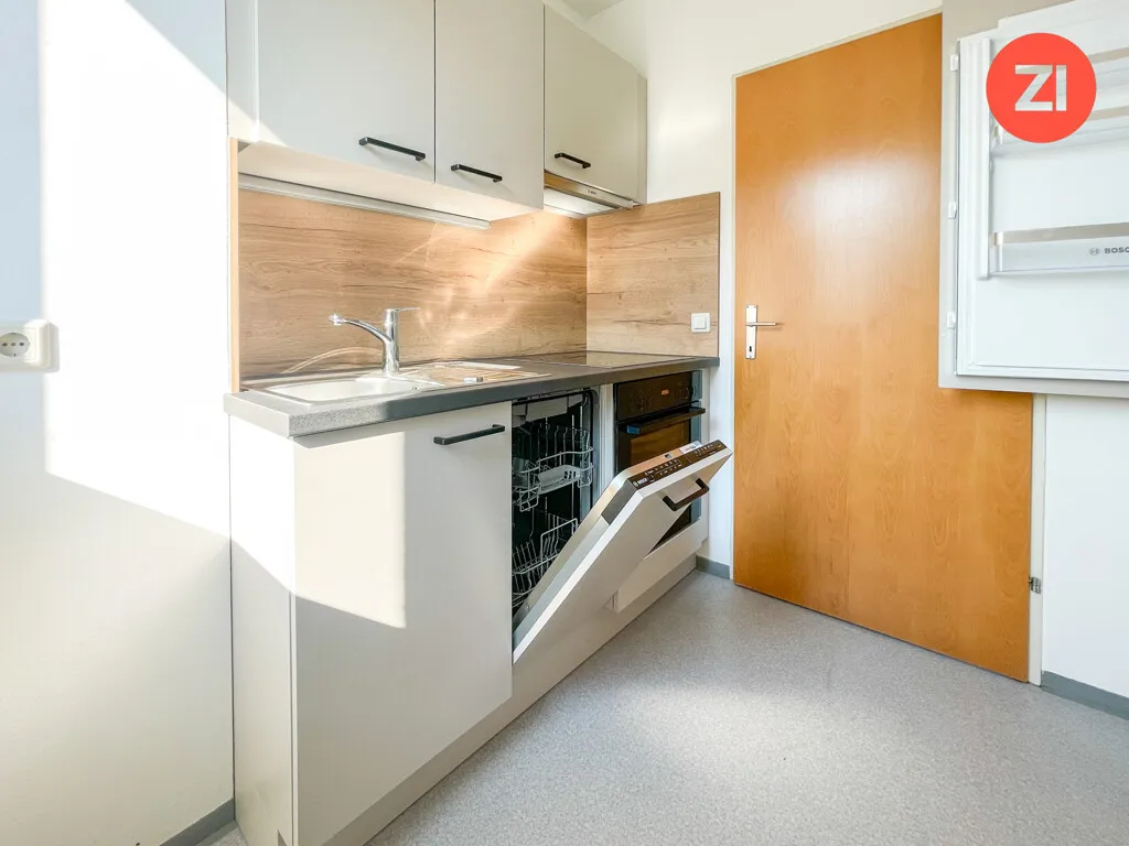 Tolle 3- Zimmer Wohnung inkl. Loggia und Stellplatz! Einbau einer Küche möglich
