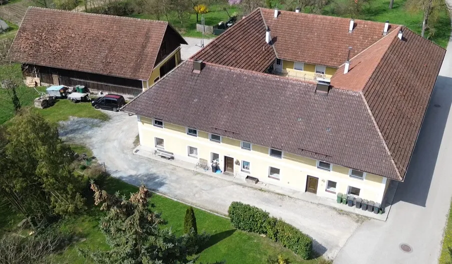 Ertragshaus mit vielen Nutzungsmöglichkeiten im Zentrum von Straßham zu kaufen