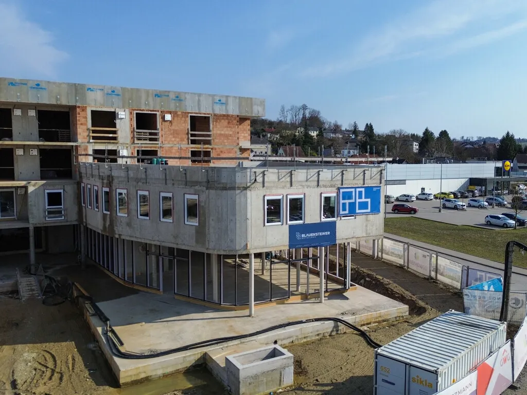 „Moderne Friseursalon-Fläche in Toplage – direkt am Platz in Straßham“