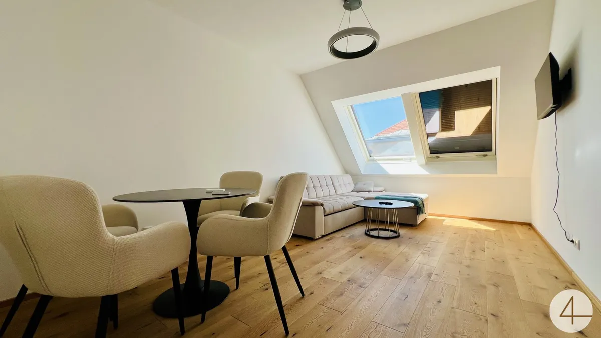 Erstbezug - 500m zur U3 - 2-Zimmer-Dachgeschosswohnung - Seitenstraße Ruhelage - Klimaanlage