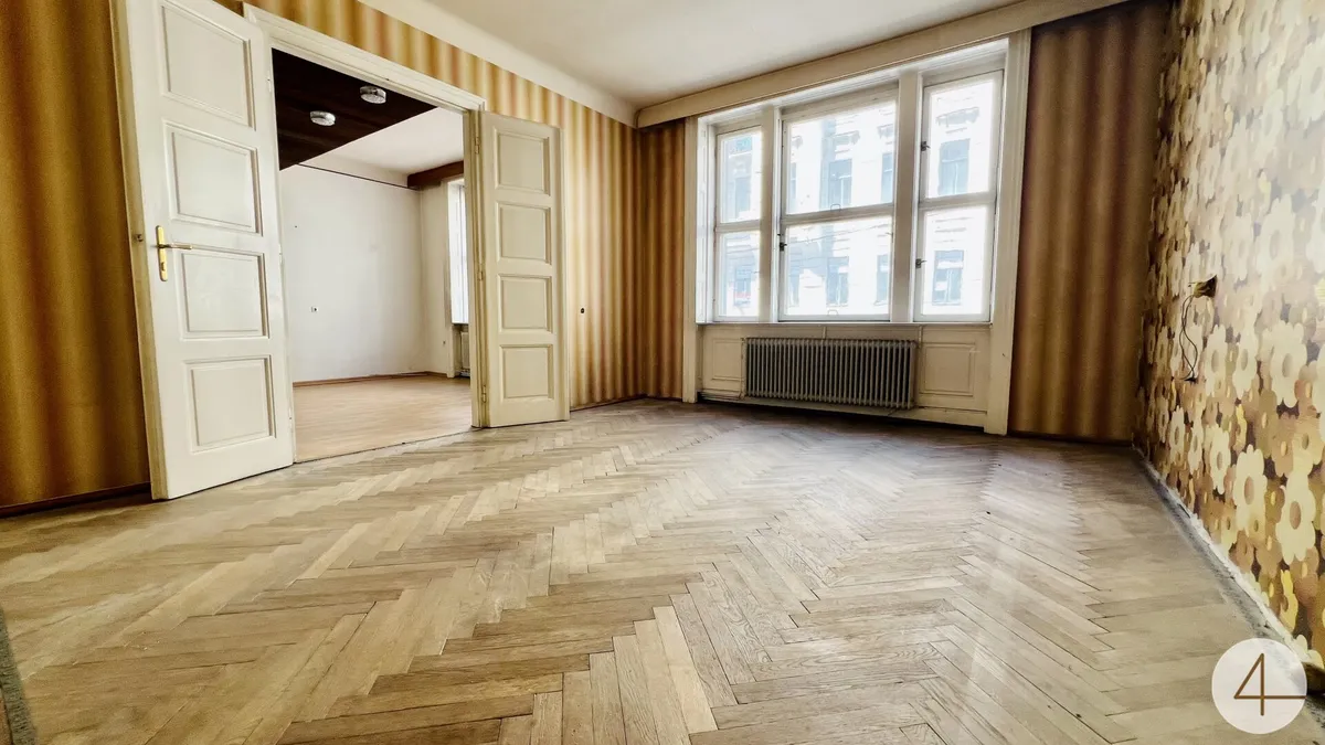 650m zur U2&U3 - sanierungsbedürftige Altbauwohnung - Mezzanin mit Balkon & Lift