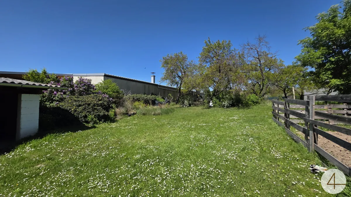 Hausanteil mit Garten und Nebengebäude