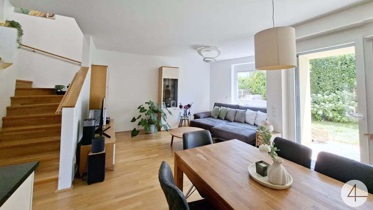 Neuwertiges Reihenhaus mit Garten, Carport und Klimaanlage