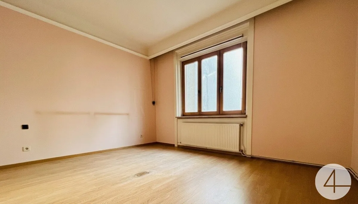 200 m zur U6 · charmante 4-Zimmer-Altbauwohnung mit Loggia · Lift · Sunset-Loggia mit West-Ausrichtung · dein Projekt 2026